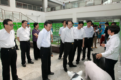 动科院曹果清教授介绍改良的猪新品种农学院李贵全教授介绍培育的大豆